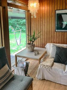 Wooden Home By Beach Ideal For Swimming