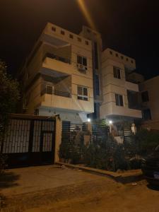 شقة مفروشه للايجار الشيخ زايد الحي السابع