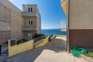 Apartments with a parking space Rat, Omis - 23882