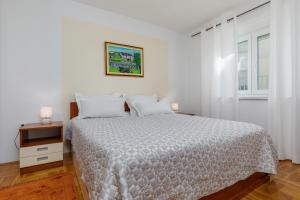 Apartments with a parking space Rat, Omis - 23882