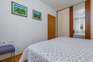 Apartments with a parking space Rat, Omis - 23882