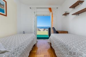 Apartments with a parking space Rat, Omis - 23882