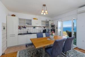 Apartments with a parking space Rat, Omis - 23882