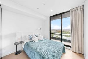 Stylish 3 bedrooms with Stunning Views & 3mins to Macquarie Shopping Center