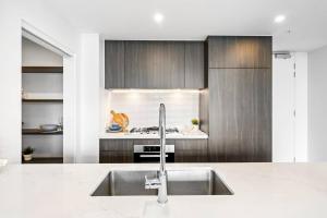 Stylish 3 bedrooms with Stunning Views & 3mins to Macquarie Shopping Center