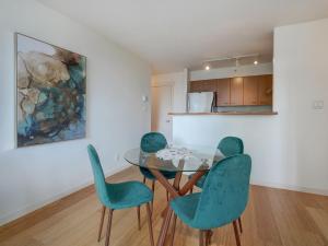 Astoria Escape - Bright condo with work desk by Victoria Prime!
