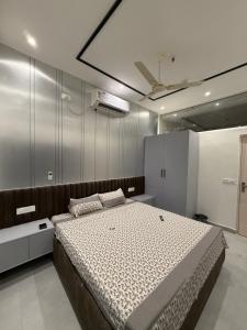 Luxurious and private studio apartment-Gaur Mall