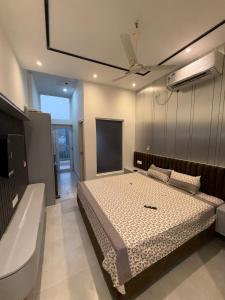 Luxurious and private studio apartment-Gaur Mall