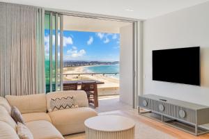 Miles at Kirra Point 1406