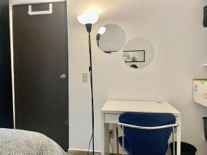 Habitación en casita de las lámparas con cama doble