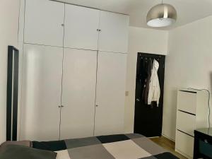 Habitación en casita de las lámparas con cama doble