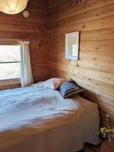 Peaceful Log Cabin With Turf In Raageleje