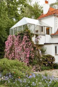 House From 1924 With Sea View In Front Yard