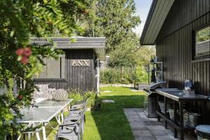 Enjoy Outdoor Life With Orangery And Kitchen