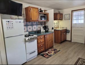 Castaway Cottage on Croton Pond #4