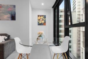 Stylish 2BR - Tallest Building in City plus Pool, Gym