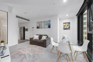 Stylish 2BR - Tallest Building in City plus Pool, Gym