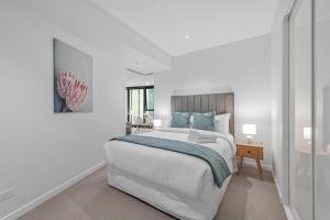 Stylish 2BR - Tallest Building in City plus Pool, Gym