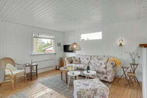 Charm And Idyll In Hou