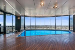 Stylish 2BR - Tallest Building in City plus Pool, Gym