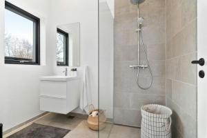 Simple Elegance And Panoramic Sea View At Kulhuse