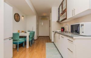 Gorgeous Apartment In Privlaka