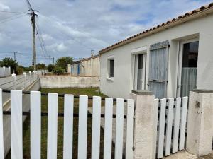 Maisons de vacances Maison familiale 3 pieces, centre Saint-Pierre d-Oleron, pres des commodites - FR-1-246A-359 : photos des chambres