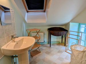 Maisons de vacances Maison forestiere paisible avec piscine et animaux admis - FR-1-583-423 : photos des chambres