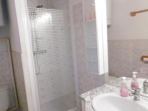 Villas Charmante villa T2 mezzanine avec cour, jardin, veranda, barbecue et parking prive, proche plage et commerces - FR-1-797-2 : photos des chambres