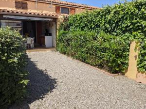 Villas Charmante villa T2 mezzanine avec cour, jardin, veranda, barbecue et parking prive, proche plage et commerces - FR-1-797-2 : photos des chambres