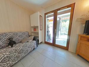 Appartements Studio a La Londe-les-Maures avec terrasse - FR-1-826-14 : photos des chambres