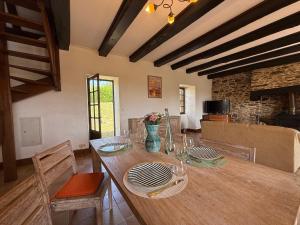 Maisons de vacances Maison en pierres authentique avec jardin au coeur du Perigord Vert - FR-1-839-5 : photos des chambres