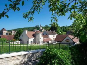 Maisons de vacances Gite de charme renove avec cheminee a Fondremand - FR-1-583-422 : photos des chambres