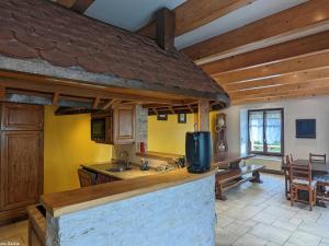 Maisons de vacances Gite renove avec spa et jardin pres de Besancon - FR-1-583-432 : photos des chambres