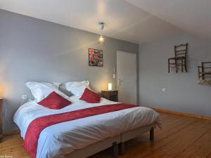 Maisons de vacances Gite renove avec spa et jardin pres de Besancon - FR-1-583-432 : photos des chambres