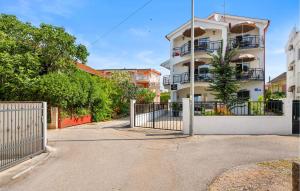 Cozy Apartment In Pirovac With Wifi