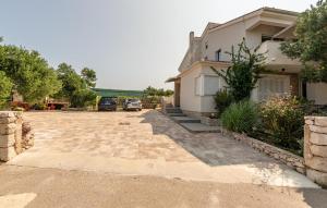 2 Bedroom Nice Apartment In Jakisnica