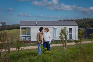 Banjos Cabin Gippsland - Luxury Eco Stay w King Bed & Pond Valley Views