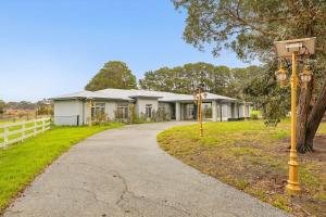 Serene Coastal Retreat in Hastings w pool