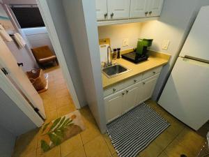 Kuhio at Waikiki 1min frm beach balcony KingBed