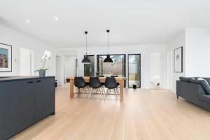 Simple Elegance And Panoramic Sea View At Kulhuse