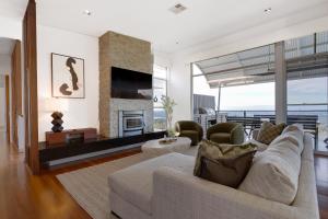 Gold Coast Escape 4BR, Pool & Breathtaking Views