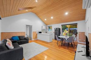 Cozy 2BR Cottage Near Beach & Village Shops