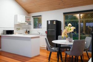 Cozy 2BR Cottage Near Beach & Village Shops