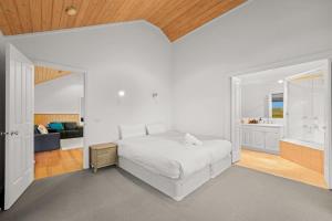 Cozy 2BR Cottage Near Beach & Village Shops