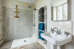 Maisons de vacances Charming Manor Nestled In Charente Vineyards : photos des chambres