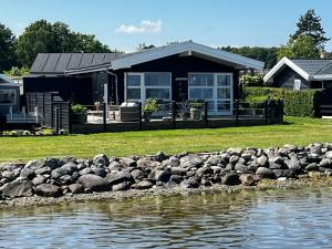 Fjord-Side Cottage In Munkebo By The Water