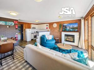 Bluegums 3 - 2 bedroom apartment sleeps 6 with great views