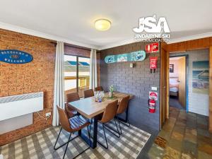 Bluegums 3 - 2 bedroom apartment sleeps 6 with great views