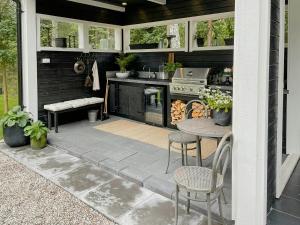 New England-Style Cottage Near The Sea